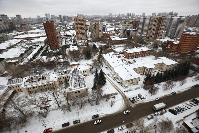 Один из корпусов больницы уже без крыши. Кирпичное здание на улице Семьи Шамшиных, 40к1 признано памятником местного значения&nbsp;— его сносить не будут | Источник: Ростислав Нетисов