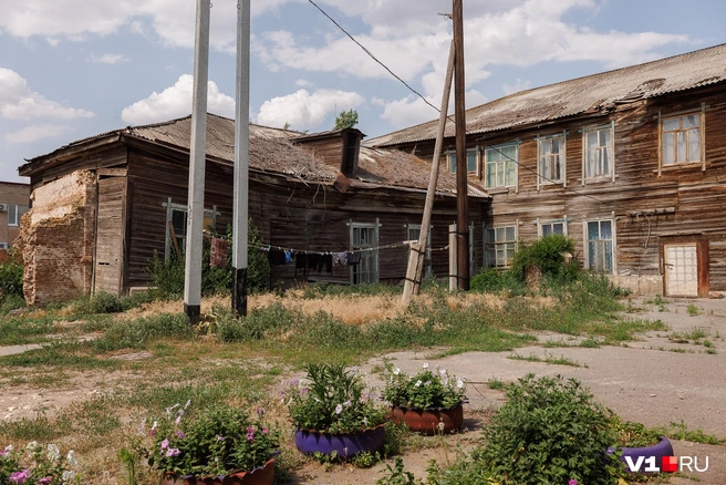 В Ленинске сохранились еще и такие дома — двухэтажные, деревянные… | Источник: Алексей Волхонский / V1.RU