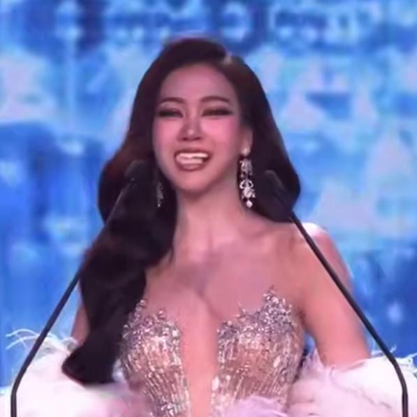 У участницы «Мисс Таиланд» прямо на сцене выпала вставная челюсть: как она вышла из неловкой ситуации?