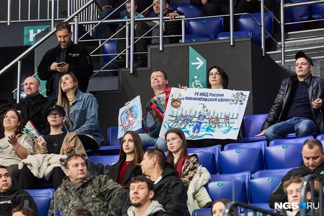 На трибунах «Сибирь-Арены» были замечены болельщики новосибирской команды ГУ МВД с яркими плакатами | Источник: Александр Ощепков / NGS.RU