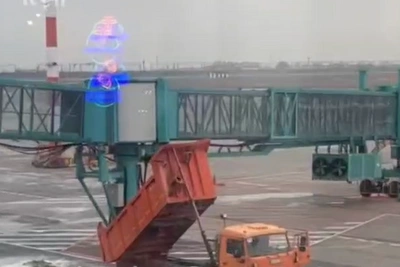 Грузовик повредил трап в волгоградском аэропорту