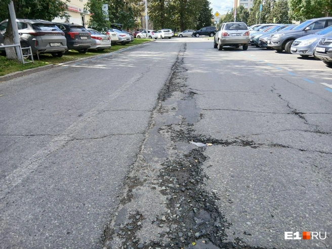В таком виде сегодня асфальт на Антона Валека | Источник: Роман Марьяненко / E1.RU
