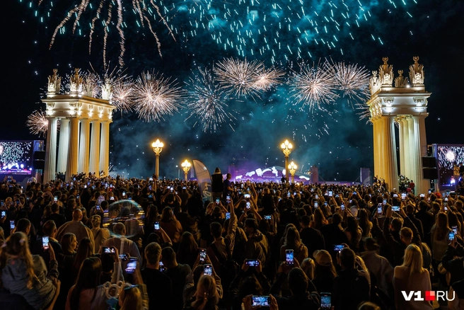 Первые залпы фейерверка совпали с последними аккордами финальной песни праздника | Источник: Алексей Волхонский / V1.RU