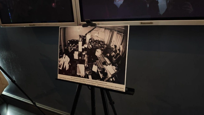 Атмосферу поддержали чёрно-белые фотографии из прошлого киностудии | Источник: НГС