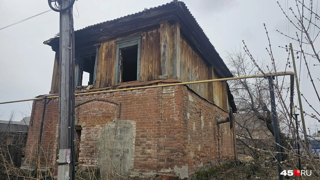 Так дом по улице Орджоникидзе 45 выглядел после пожара | Источник: Дарья Никитченко / 45.RU