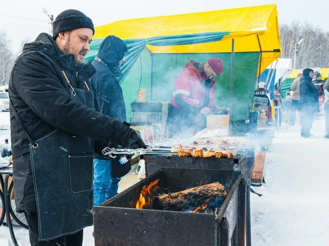 Обжорные ряды с горячими напитками и угощениями | Источник: горнолыжный комплекс «Ключи»
