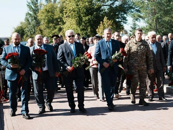 Вместе с чиновниками к памятнику пришли и простые горожане | Источник: Иван Носков / T.me