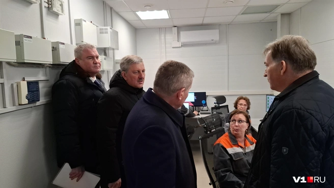 Глава Волгограда Владимир Марченко сопровождал губернатора и к жалующимся жителям района так и не подошел | Источник: Тимофей Крылов / V1.RU