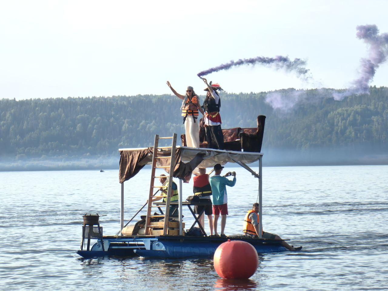 В Прикамье на Bering Aqua Fest плавали на самодельной яхте с диваном, коробках и пустых бутылках — фото