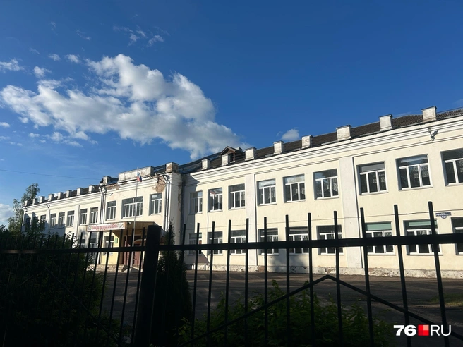 Руины соседствуют со школой | Источник: Екатерина Тарыгина / 76.RU