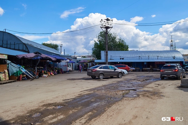 За ограждением рынка много свободного места, и покупатели паркуют автомобили прямо на территории «Норда» | Источник: Роман Данилкин / 63.RU