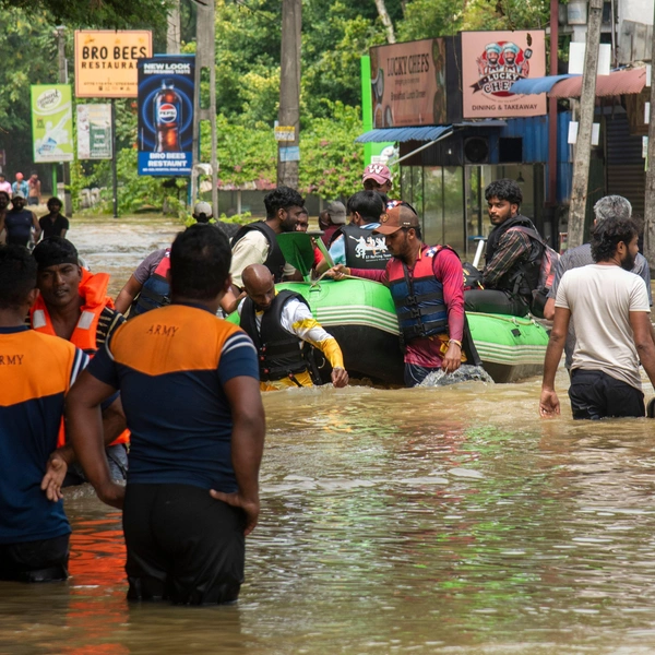 «Бассейны превратились в болота»: что сейчас происходит в затопленной Шри-Ланке — 9 фото