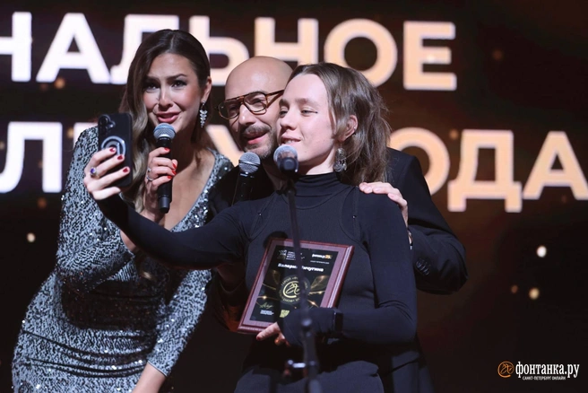 Ведущие церемонии Дарья Александрова и Владимир Маркони с народной героиней сварщицей Валерией Пичугиной