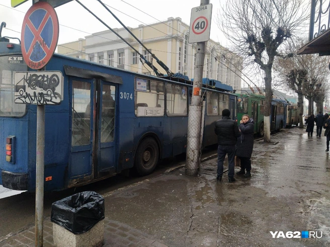 В центре Рязани остановились троллейбусы | Источник: читательница YA62.ru