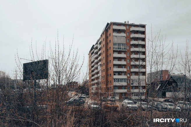 Жильцы дома-самостроя на Пискунова, 40 потребовали мэрию и приставов компенсировать им переезд | Источник: Даниил Конин / «ИрСити»