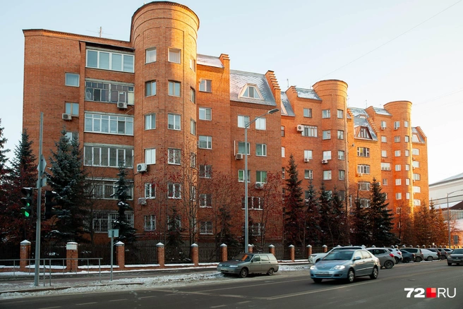 Дом обнесен по периметру ажурным кованым забором, территория двора закрытая. Для Тюмени середины 90-х это было в диковинку | Источник: Ирина Шарова / 72.RU