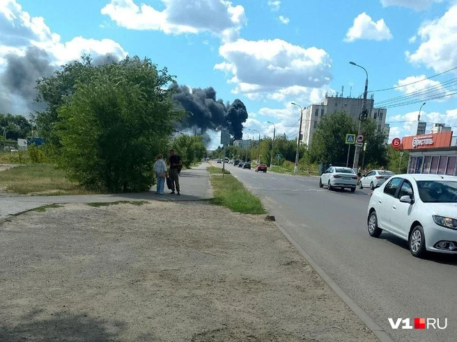 Огонь вспыхнул в Кировском районе утром 14 августа | Источник: читатели V1.RU