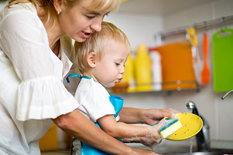 Как правильно мыть детскую посуду?