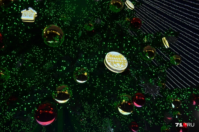 А еще ёлочку украсили тульскими «пряниками». Обратите внимание, сколько огоньков горит на дереве! | Источник: Максим Улитов / 71.RU