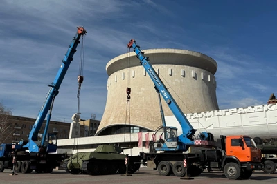 Танки и пушки увозят от музея Сталинградская битва в Волгограде