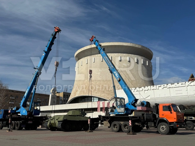Бронетехнику поднимают сразу двумя подъемными кранами | Источник: Арина Рязанова / V1.RU