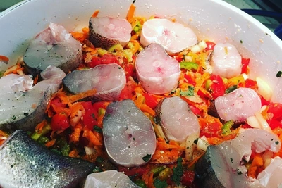 Волгоградский рыбак раскрыл рецепт нежнейшего судака в овощах