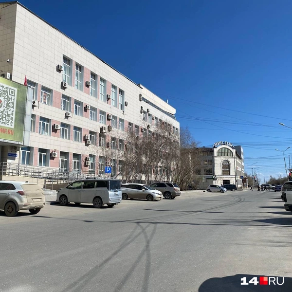 Улица Аммосова обычно всегда полна припаркованных машин, но не 9 мая | Источник: Надежда Ефимова / 14.RU