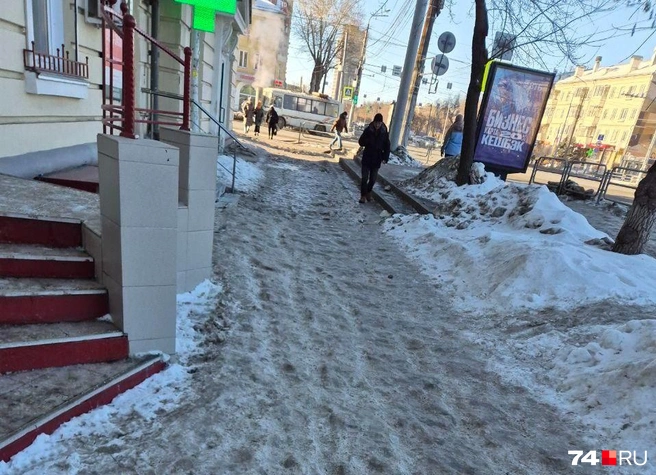 Тротуар таял несколько дней, а с переменой погоды всё застыло в некрасивой (и небезопасной) массе | Источник: читатель 74.RU