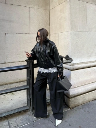 Olsen tuck: заправлять волосы под одежду — новый модный прием от сестер Олсен Olsen tuck: заправлять волосы под одежду — новый модный прием от сестер Олсен