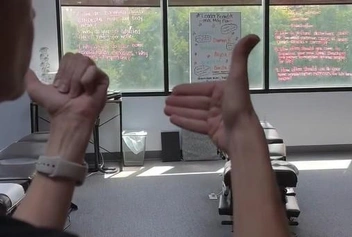 Попеременно быстро надо менять пальцы рук | Источник: видео из соцсетей