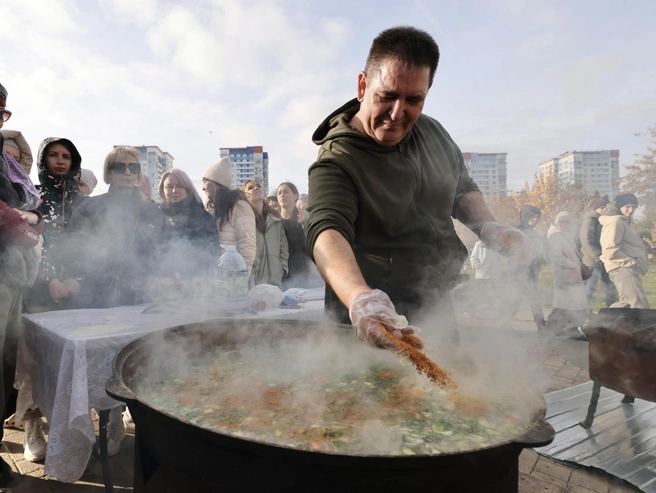 Повар работал без остановки, готовя угощения | Источник: Алексей Волхонский / V1.RU