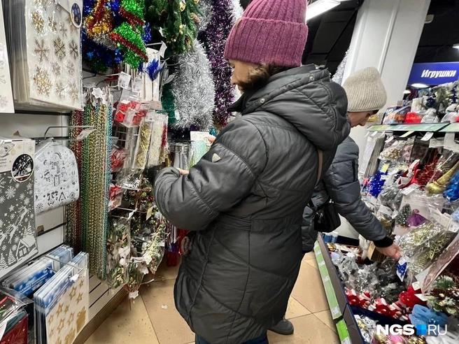У новогодних витрин традиционно больше женщин | Источник: Настасья Медведева / NGS.RU