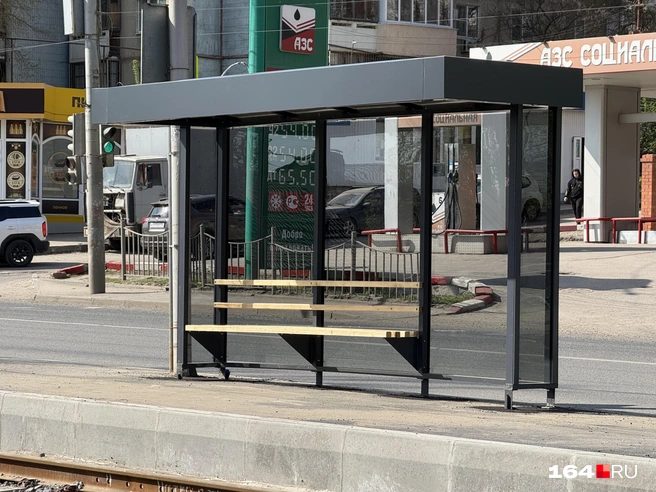 Остановочный павильон на Политехнической ждет пассажиров | Источник: Сергей Петунин / 164.RU