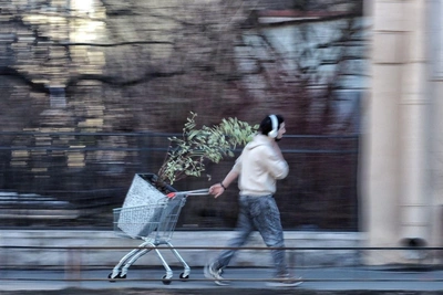 Холодный фронт покидает Петербург, в Москве — аномальное тепло