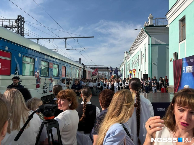 «Театральный поезд» привлек внимание многих омичей | Источник: Анна Иванина / NGS55.RU