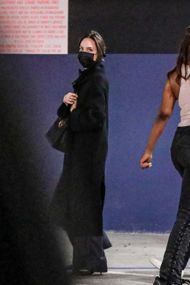 Фото №2 - Черное пальто Анджелины Джоли — эталон сдержанности и элегантности