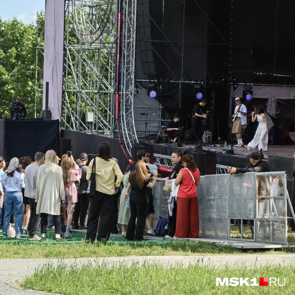 Около сцены собрались поклонники и другие посетители фестиваля | Источник: Дмитрий Бондарев / MSK1.RU