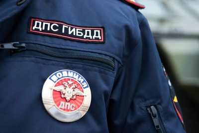 Балка с грузовика упала на автомобиль под Уфой