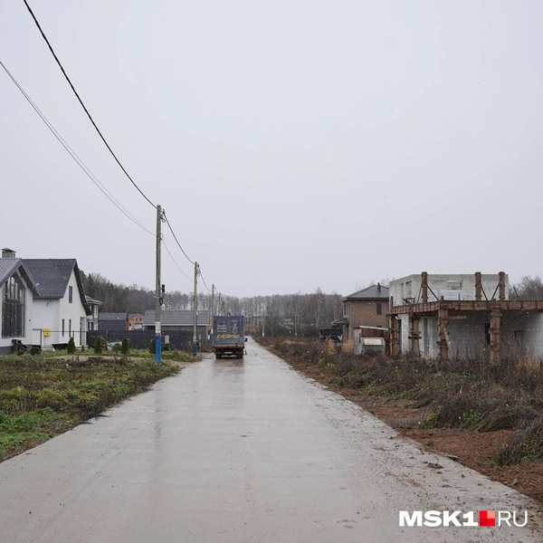 В поселке даже проложили асфальтированную дорогу | Источник: Артем Рамазани-Зубов / MSK1.RU