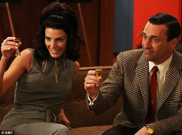 Пиджак в клетку и платье с блестками - веяния нового времени в Mad Men | Источник: Кадр из сериала Mad Men