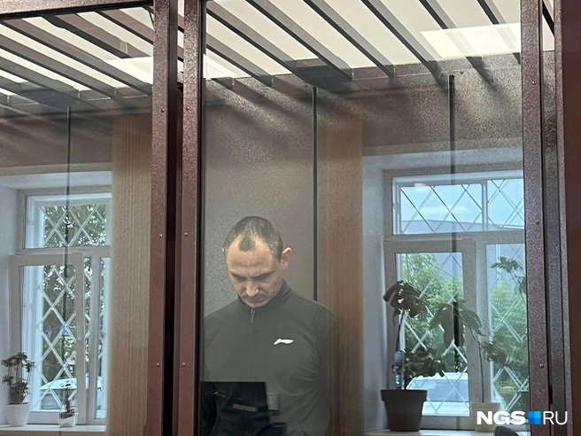 В последнем слове Константин попросил у родственников Розы прощения и заявил, что полностью признает вину. В перерывах — клялся, что не хотел никого убивать, просто беда случилась. Все его разговоры были о себе и убитой жене. О троих маленьких детях он не спросил ни разу | Источник: Анна Скок / NGS.ru