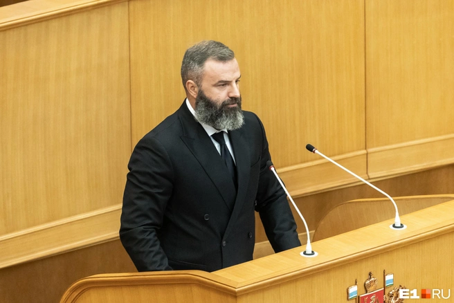 Андрей Бургарт представляет фракцию ЛДПР | Источник: Владислав Лоншаков / E1.RU