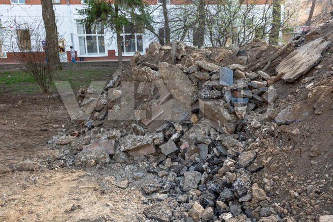 Поребрики из полированного гранита безжалостно сваливали в общую груду и вывозили в неизвестном направлении | Источник: Константин Завриков / V1.RU