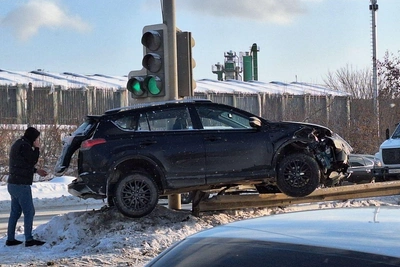 Кроссовер в Екатеринбурге врезался в столб и повис на ограждении