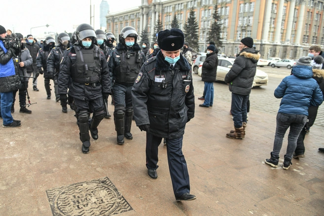 Ушедший год многим уральцам запомнился активной борьбой с нелегальной миграцией | Источник: Артем Устюжанин / E1.RU