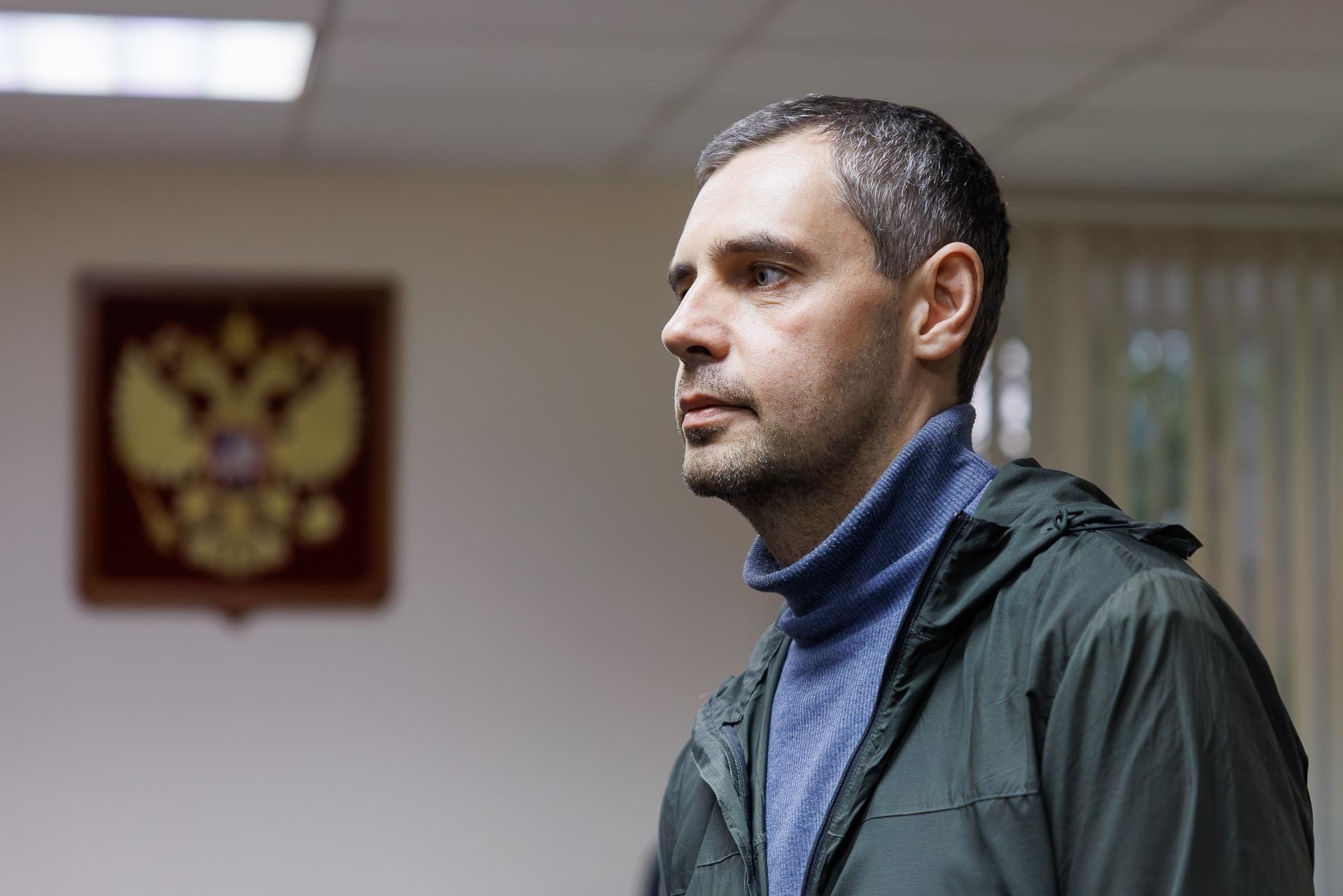 В Волгограде обвиняемого в вымогательстве у главврача больницы журналиста оставили под домашним аре…