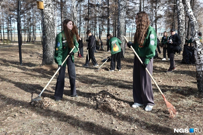 На субботнике было много молодых людей из студотрядов  | Источник: Александр Ощепков / NGS.RU