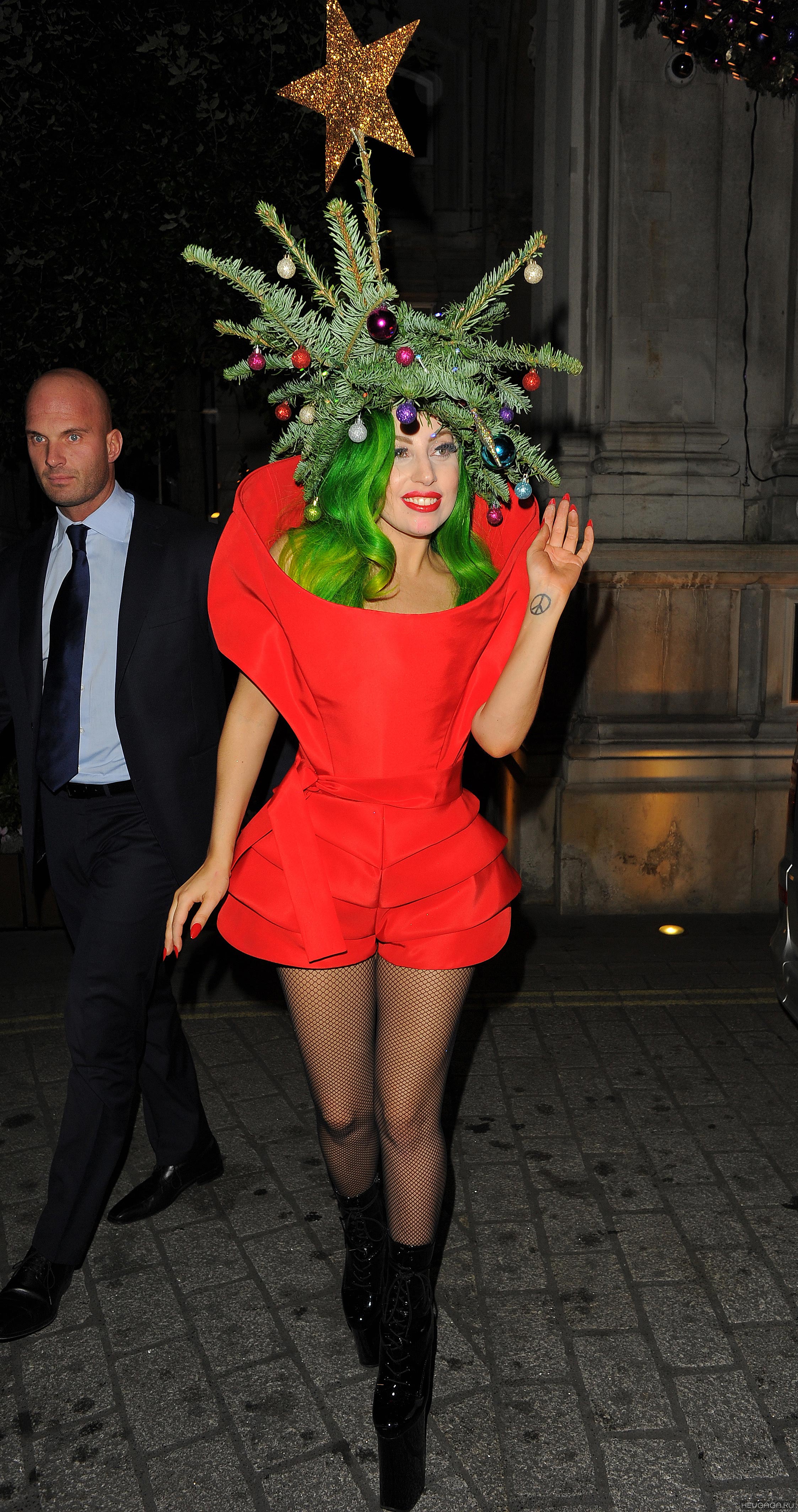 Леди гага костюмы. Леди Гага. Леди Гага Наряды. Леди Гага эпатажные Наряды. Эпатажные костюмы леди Гаги.