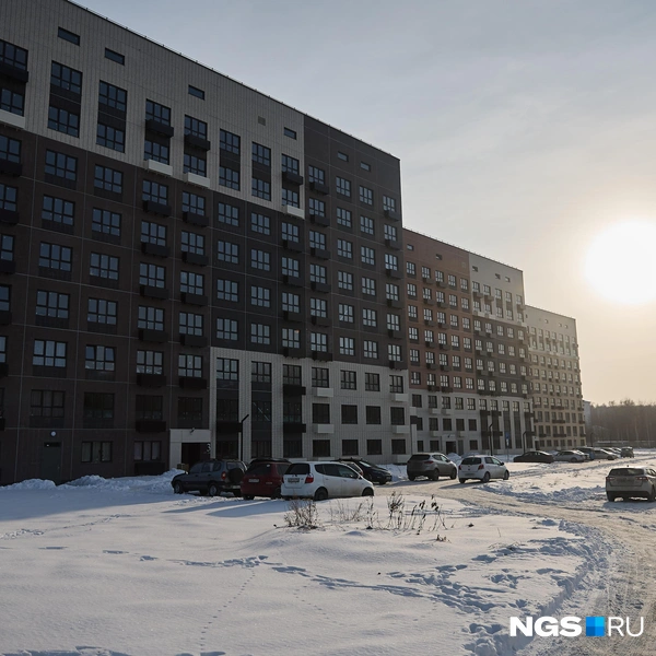 Подземного паркинга в комплексе нет, жильцы оставляют машины вокруг домов | Источник: Александр Ощепков / NGS.RU