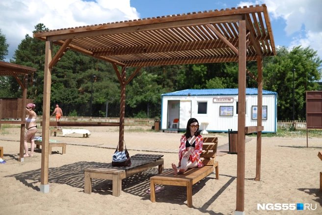 Спрятаться от солнца можно не только под маленьким грибом, но и под таким навесом | Источник: Евгений Софийчук / NGS55.RU